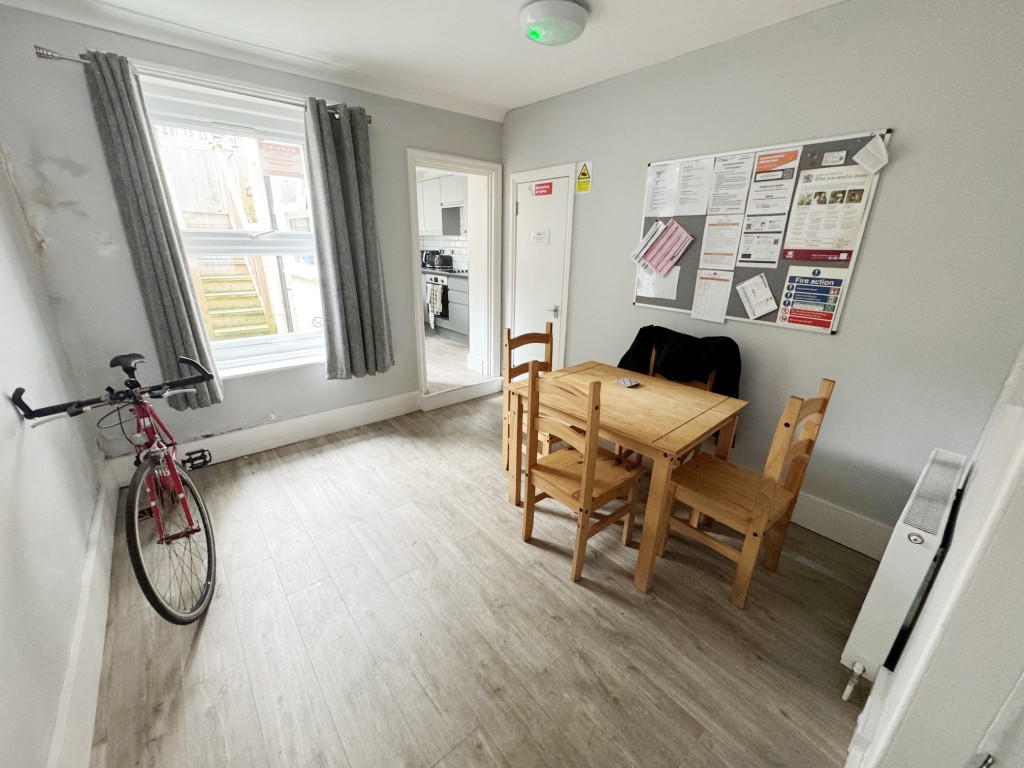 Lot: 19 - MID-TERRACE HOUSE INVESTMENT - Dining room